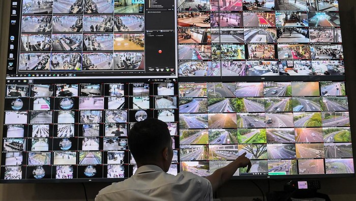 Petugas menunjukkan layar rekaman CCTV area bandara di Posko Terpadu Natal dan Tahun Baru di Bandara Internasional Soekarno Hatta, Tangerang, Banten, Senin (18/12/2023). PT Angkasa Pura II (Persero) mengaktifkan posko pemantauan tersebut mulai 18 Desember 2023 hingga 3 Januari 2024 untuk mengoptimalkan pelayanan dan pengamanan bandara  bagi calon penumpang angkutan udara saat libur Natal 2023 dan Tahun baru 2024. ANTARA FOTO/Sulthony Hasanuddin/YU