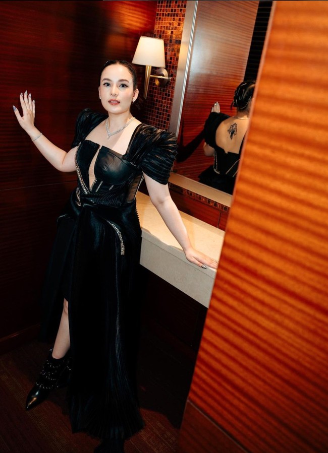Mengenakan gaun hitam panjang yang dibuat khusus oleh MaisonMet, Chelsea terlihat begitu menawan. Gaun tersebut kemudian dipadukan dengan sepatu boots berwarna hitam. Foto: Instagram/@chelseaislan