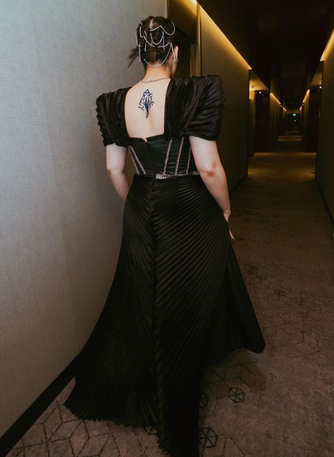 Memiliki bagian belakang yang sedikit terbuka membuat tato di bagian punggung Chelsea terlihat jelas. Tato di bagian punggungnya itu bergambar seperti seekor naga. Foto: Instagram/@chelseaislan