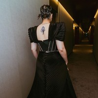 Memiliki bagian belakang yang sedikit terbuka membuat tato di bagian punggung Chelsea terlihat jelas. Tato di bagian punggungnya itu bergambar seperti seekor naga. Foto: Instagram/@chelseaislan