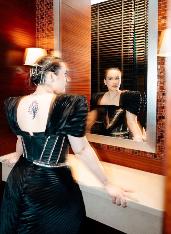 Tato di bagian punggung Chelsea itu membuat tak sedikit netizen yang penasaran dan bertanya-tanya mengenai keasliannya. Sebelumnya Chelsea sendiri tak pernah terlihat memamerkan tato. Kalau menurutmu, tato tersebut asli atau hanya temporer? Foto: Instagram/@chelseaislan