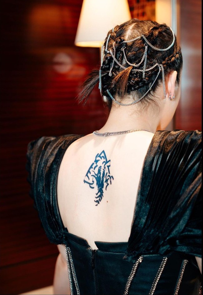 Gaya rambut Chelsea juga terlihat cukup unik. Memercayakan hair stylist Ichanaa Hair, rambut Chelsea tampak dipenuhi kepangan ditambah dengan hiasan berupa rantai-rantai yang menggantung di rambutnya. Foto: Instagram/@chelseaislan