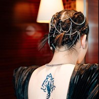 Gaya rambut Chelsea juga terlihat cukup unik. Memercayakan hair stylist Ichanaa Hair, rambut Chelsea tampak dipenuhi kepangan ditambah dengan hiasan berupa rantai-rantai yang menggantung di rambutnya. Foto: Instagram/@chelseaislan