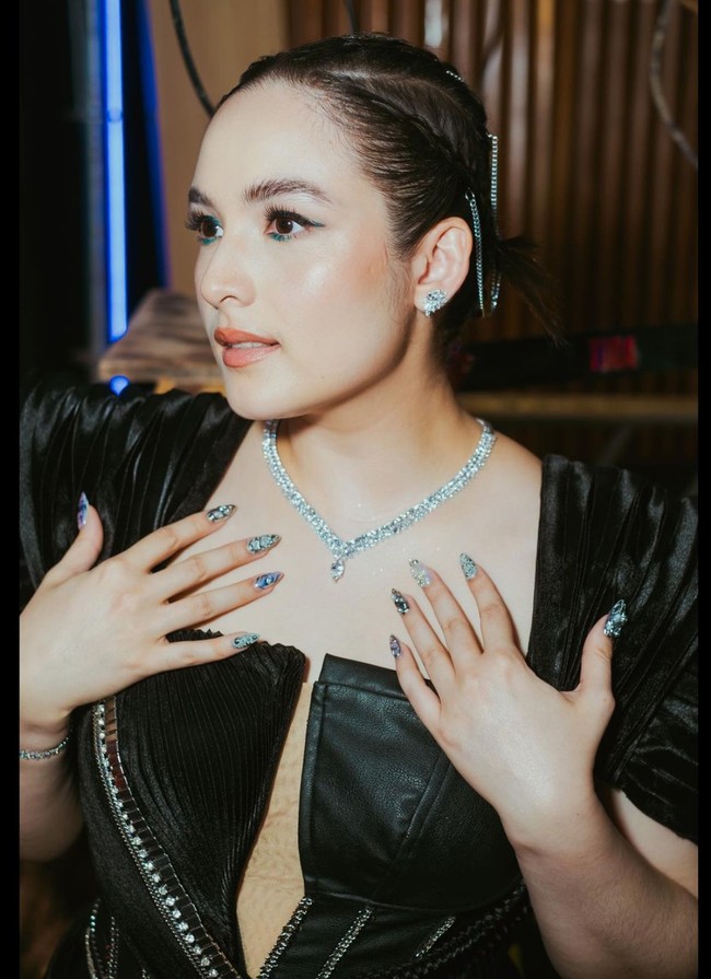 Menyesuaikan dengan perhiasan yang dikenakannya, Chelsea tampil maksimal dengan kuku yang sudah cantik di-nail art. Kukunya tersebut juga senada dengan pakaian yang dikenakannya. Foto: Instagram/@chelseaislan