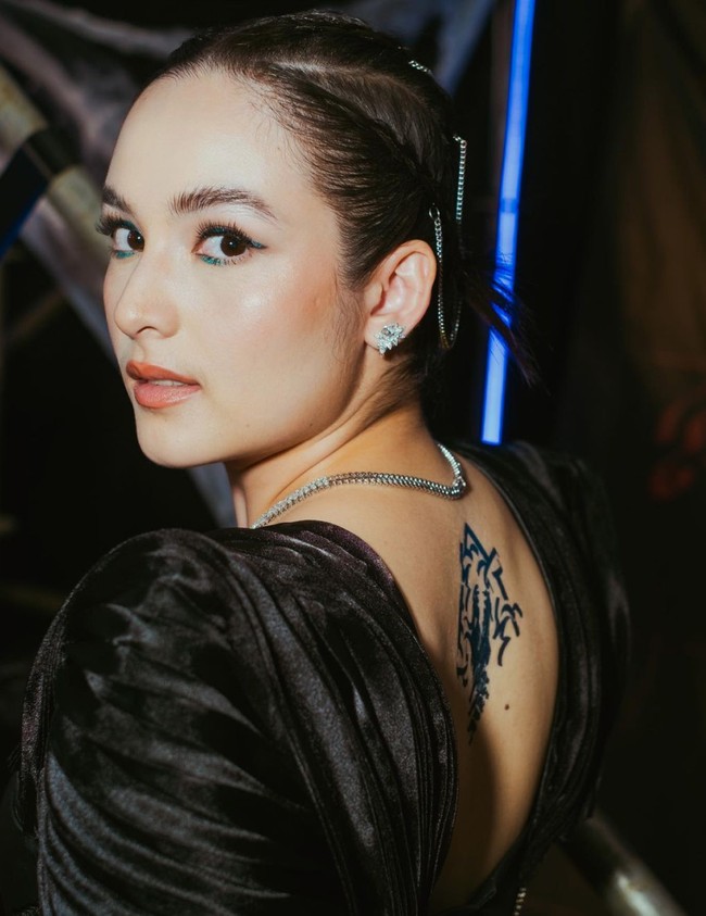 Riasan wajah Chelsea juga terlihat unik dengan eyeliner atas dan bawah berwarna hijau. Meski demikian penampilannya tetap terlihat cantik natural dan tidak berlebihan. Foto: Instagram/@chelseaislan