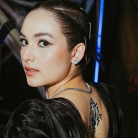 Riasan wajah Chelsea juga terlihat unik dengan eyeliner atas dan bawah berwarna hijau. Meski demikian penampilannya tetap terlihat cantik natural dan tidak berlebihan. Foto: Instagram/@chelseaislan