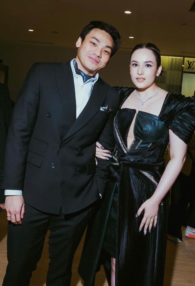 Chelsea Islan tampil cantik kala menghadiri gala premiere serial terbarunya, Tira. Tak sendirian, Chelsea tampak ditemani oleh suaminya, Rob Clinton Kardinal. Foto: Instagram/@chelseaislan