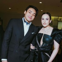 Chelsea Islan tampil cantik kala menghadiri gala premiere serial terbarunya, Tira. Tak sendirian, Chelsea tampak ditemani oleh suaminya, Rob Clinton Kardinal. Foto: Instagram/@chelseaislan