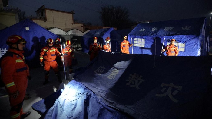 Rescue workers conduct search and rescue operations at Kangdiao village following the earthquake in Jishishan county, Gansu province, China December 19, 2023. China Daily via REUTERS ATTENTION EDITORS - THIS PICTURE WAS PROVIDED BY A THIRD PARTY. CHINA OUT. NO COMMERCIAL OR EDITORIAL SALES IN CHINA.     TPX IMAGES OF THE DAY