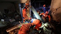 Gempa berkekuatan M 6,2 ini menewaskan 111 orang dan melukai 230 orang.