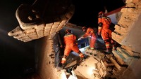 Sekitar 2.200 personel yang terdiri dari petugas damkar, brigade kehutanan dan tim penyelamat dikirim langsung ke zona bencana. Sebanyak sembilan gempa susulan dilaporkan terjadi dengan intensitas bervariasi mulai dari M 3,0 hingga M 4,0.
