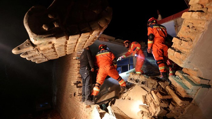 Rescue workers conduct search and rescue operations at Kangdiao village following the earthquake in Jishishan county, Gansu province, China December 19, 2023. China Daily via REUTERS ATTENTION EDITORS - THIS PICTURE WAS PROVIDED BY A THIRD PARTY. CHINA OUT. NO COMMERCIAL OR EDITORIAL SALES IN CHINA.     TPX IMAGES OF THE DAY