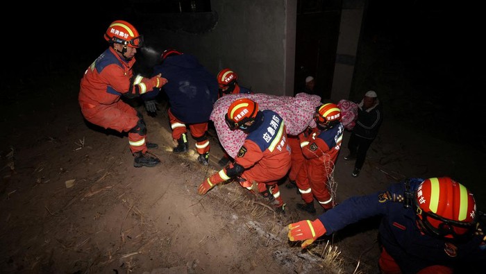 Rescue workers conduct search and rescue operations at Kangdiao village following the earthquake in Jishishan county, Gansu province, China December 19, 2023. China Daily via REUTERS ATTENTION EDITORS - THIS PICTURE WAS PROVIDED BY A THIRD PARTY. CHINA OUT. NO COMMERCIAL OR EDITORIAL SALES IN CHINA.     TPX IMAGES OF THE DAY