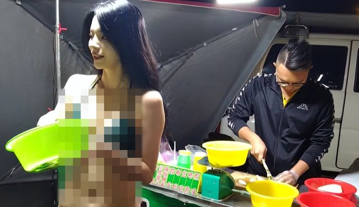 Demi Menarik Pembeli, Penjual Buah Cantik Ini Pakai Bikini Saat Jualan