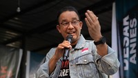 Calon Presiden nomor urut 1 Anies Baswedan (kanan) menyampaikan paparannya pada acara dialog bersama anak muda bertajuk Desak Anies saat berkampanye di Mataram, NTB, Selasa (19/12/2023).