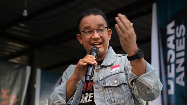 Calon Presiden nomor urut 1 Anies Baswedan (kanan)  menyampaikan paparannya pada acara dialog bersama anak muda bertajuk Desak Anies saat berkampanye di Mataram, NTB, Selasa (19/12/2023). Kampanye dialogis bersama anak muda Mataram tersebut sebagai bentuk komitmen pasangan Anies-Muhaimin untuk memberikan ruang kepada anak muda menyuarakan pendapat serta kepentingannya pada kontestasi Pilpres 2024.ANTARA FOTO/Ahmad Subaidi/nym.