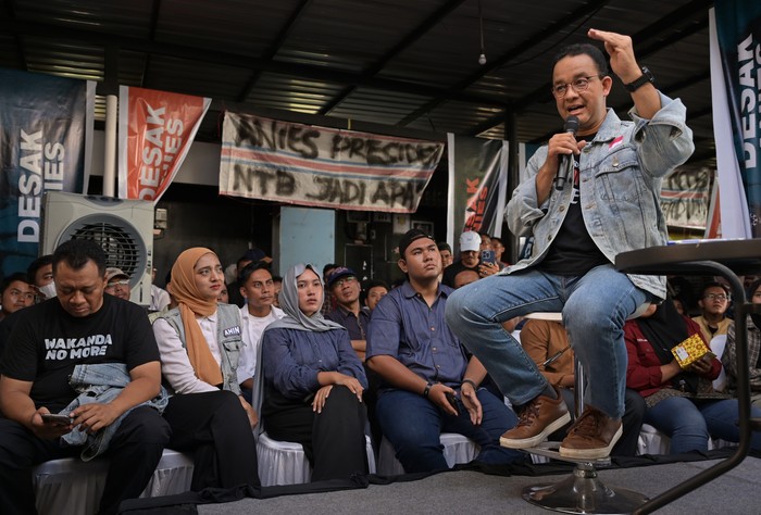 Calon Presiden nomor urut 1 Anies Baswedan (kanan)  menyampaikan paparannya pada acara dialog bersama anak muda bertajuk Desak Anies saat berkampanye di Mataram, NTB, Selasa (19/12/2023). Kampanye dialogis bersama anak muda Mataram tersebut sebagai bentuk komitmen pasangan Anies-Muhaimin untuk memberikan ruang kepada anak muda menyuarakan pendapat serta kepentingannya pada kontestasi Pilpres 2024.ANTARA FOTO/Ahmad Subaidi/nym.