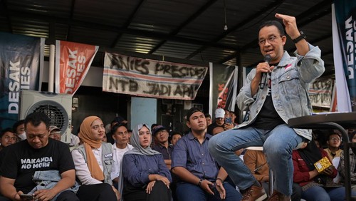 Calon Presiden nomor urut 1 Anies Baswedan (kanan)  menyampaikan paparannya pada acara dialog bersama anak muda bertajuk Desak Anies saat berkampanye di Mataram, NTB, Selasa (19/12/2023). Kampanye dialogis bersama anak muda Mataram tersebut sebagai bentuk komitmen pasangan Anies-Muhaimin untuk memberikan ruang kepada anak muda menyuarakan pendapat serta kepentingannya pada kontestasi Pilpres 2024.ANTARA FOTO/Ahmad Subaidi/nym.