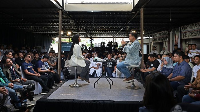 Dialog Desak Anies di Mataram Calon Presiden nomor urut 1 Anies Baswedan (kanan) menyampaikan paparannya pada acara dialog bersama anak muda bertajuk Desak Anies saat berkampanye di Mataram, NTB, Selasa (19/12/2023). Kampanye dialogis bersama anak muda Mataram tersebut sebagai bentuk komitmen pasangan Anies-Muhaimin untuk memberikan ruang kepada anak muda menyuarakan pendapat serta kepentingannya pada kontestasi Pilpres 2024.ANTARA FOTO/Ahmad Subaidi/nym.
