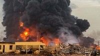 Insiden ini membuat kerusakan beberapa rumah di dekatnya dan memaksa ratusan orang meninggalkan daerah tersebut.  