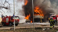 Kebakaran besar dan asap hitam yang mengepul terlihat dari jarak bermil-mil saat petugas pemadam kebakaran bergegas ke lokasi.  
