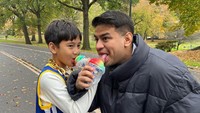 Saat liburan ke Amerika bersama keluarga Raffi Ahmad, Fadil tampak dekat dengan Rafathar. Ini momen mereka menikmati es serut dengan siraman sirup manis warna-warni. Foto: Instagram @fadiljaidi