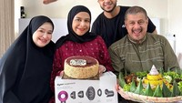 Keluarga Fadil Jaidi juga memperlihatkan keharmonisan keluarganya saat ulang tahun Dilla. Mereka merayakannya dengan kue dan nasi tumpeng. Foto: Instagram @fadiljaidi