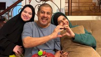 Potret lain keharmonisan Fadil Jaidi bersama keluarganya. Mereka sedang merayakan ulang tahun Pak Muh dengan kue red velvet. Foto: Instagram @fadiljaidi