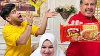 Fadil dan ayahnya yang dikenal dengan Pak Muh juga pernah menerima endorse mie. Begini momen keduanya saat berfoto bersama. Foto: Instagram @fadiljaidi
