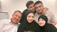 Momen makan Fadil Jaidi dan keluarganya juga kerap mencuri perhatian. Ini potret harmonis mereka saat merayakan ulang tahun Dilla Jaidi dengan kue cokelat. Foto: Instagram @fadiljaidi