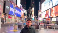 Fadil Jaidi, selebgram populer di Indonesia yang kerap mendapatkan endorse unik. Belum lama ini, Fadil mendapatkan endorse kain kafan hingga membuat namanya trending di Twitter (X). Foto: Instagram @fadiljaidi