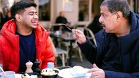 Fadil dan Pak Muh dikenal sering mengunggah momen bersama yang lucu. Unggahan satu ini memperlihatkan keduanya sedang makan di sebuah restoran di Paris. Foto: Instagram @fadiljaidi
