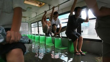 Melintasi banjr. Foto: Boredpanda