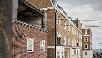 Dinding melorot. Foto: Boredpanda