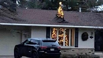 Pohon Natal menjulang hingga menembus atap. Foto: Boredpanda