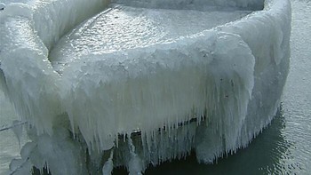 Kapal berselimut es. Foto: Boredpanda