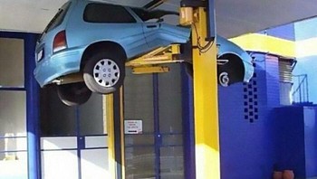 Terlalu semangat menekan tombol jadi remuk. Foto: Boredpanda