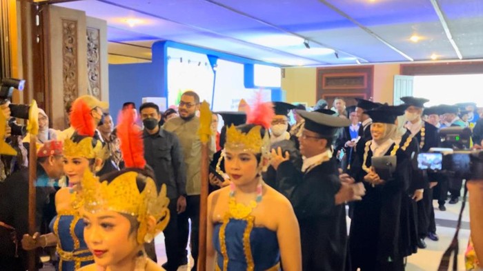 Ganjar peluk Pratikno di Dies Natalis UGM (Anggi/detikcom)