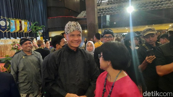 Ganjar Pranowo di acara puncak Dies Natalis UGM di GSP, Sleman, DIY, Selasa (19/12/2023).