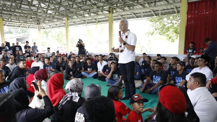 Ganjar Pranowo saat berdialog dengan warga di Wonosobo (dok. Tim Ganjar)