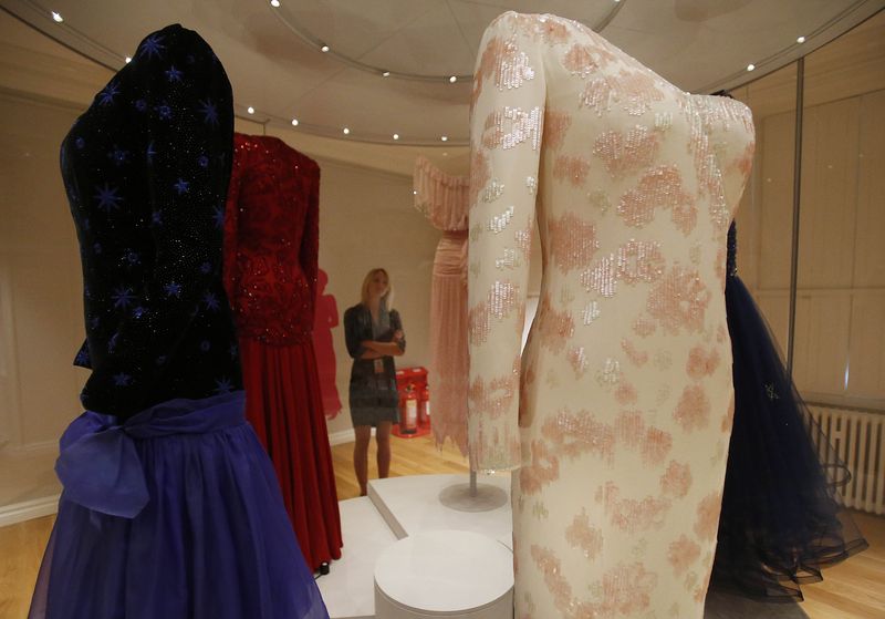 Gaun Putri Diana Termahal In this photo taken Monday, July 1, 2013, dresses of Princess Diana are displayed at the Fashion Rules exhibition at Kensington Palace in London, Monday, July 1, 2013. Opening on 4 July, a new glamorous exhibit at Kensington Palace showcases how the styles of three royal ladies; Queen Elizabeth II, her sometimes risque sister Margaret, and the glamorous Princess Diana, each reflected and influenced the trends of their fashion heyday. (AP Photo/Frank Augstein)