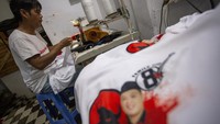 Menurut pengusaha konveksi, memasuki masa kampanye permintaan produksi kaos alat peraga kampanye (APK) atau atribut partai meningkat hingga 70 persen dan dalam sehari mereka mampu memproduksi hingga 500 kaos APK.  