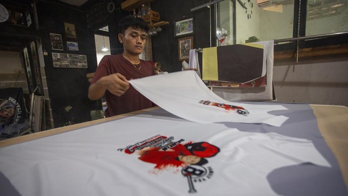 Girangnya Pengusaha Konveksi, Permintaan Kaos Partai Melonjak 70% Pekerja memproduksi kaos kampanye partai di salah satu konveksi baju di Sindang, Indramayu, Jawa Barat, Selasa (19/12/2023). Menurut pengusaha konveksi, memasuki masa kampanye permintaan produksi kaos alat peraga kampanye (APK) atau atribut partai meningkat hingga 70 persen dan dalam sehari mereka mampu memproduksi hingga 500 kaos APK. ANTARA FOTO/Dedhez Anggara/rwa.
