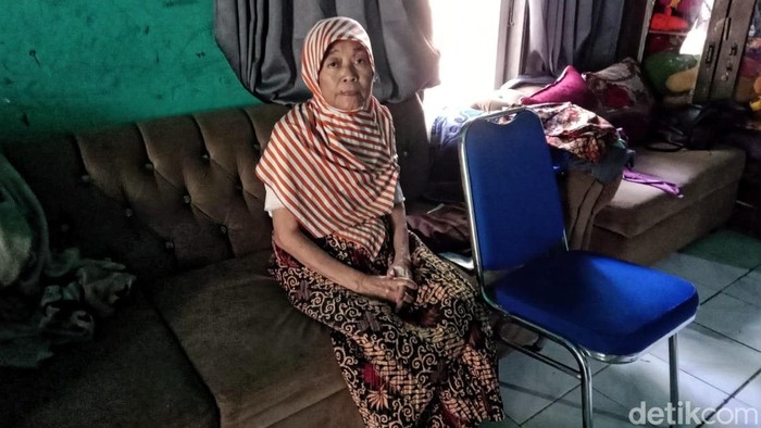 Guru Sugiyem saat ditemui di rumahya di Desa Mekarasih, Kecamatan Simpenan Kabupaten Sukabumi..