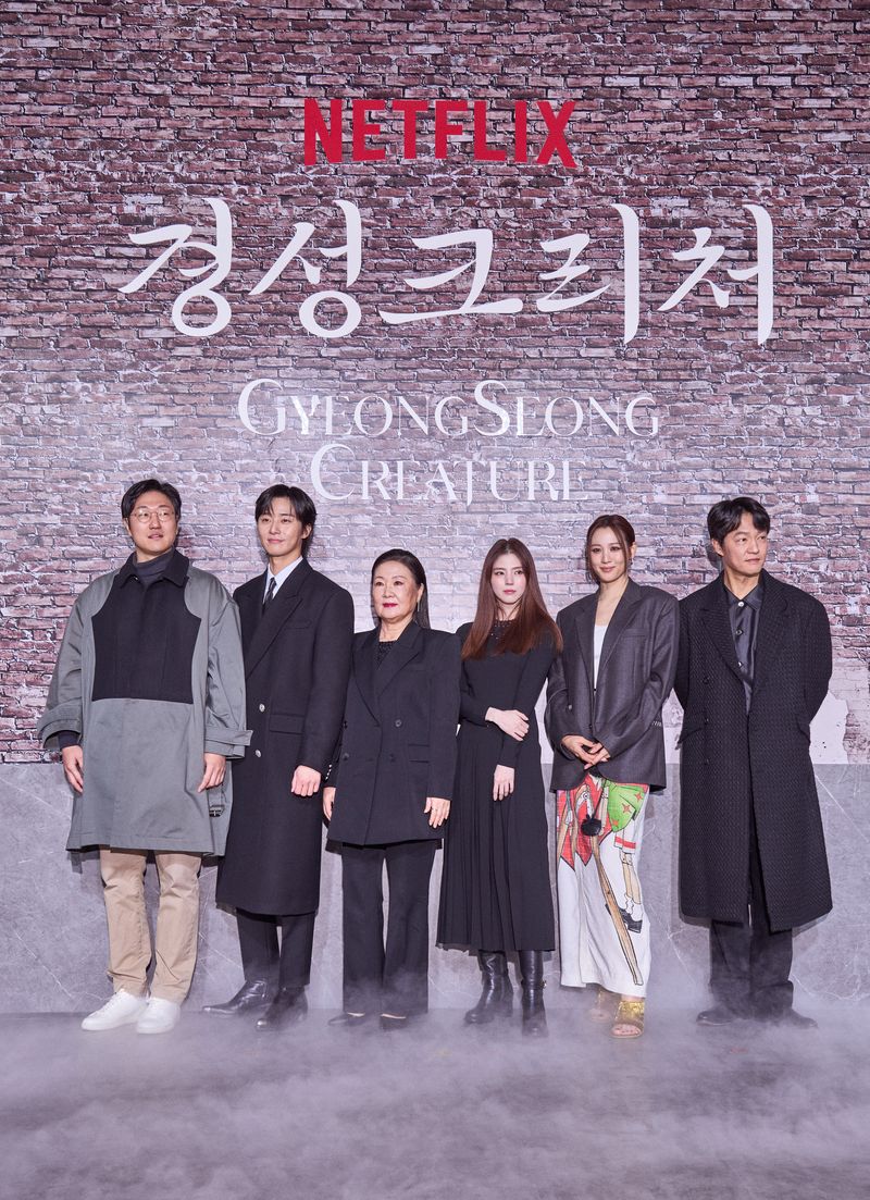 Dari kiri ke kanan: Sutradara Chung Dong Yoon, Park Seo Joon, Kim Hae Sook, Han So Hee, Claudia Kim, dan Cho Han Cheul. Sutradara dan pemain Gyeongseong Creature menghadiri konferensi pers di Seoul pada Selasa (19/12/2023).