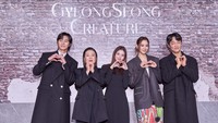 Pose para pemain Gyeongseong Creature, dari kiri ke kanan: Park Seo Joon, Kim Hae Sook, Han So Hee, Claudia Kim, Cho Han Cheul. (Foto: dok. Netflix)