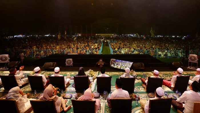Hadrah kolosal bersama Ustadz Dasad Latif dengan Selawat di Puncak HUT Banyuwangi