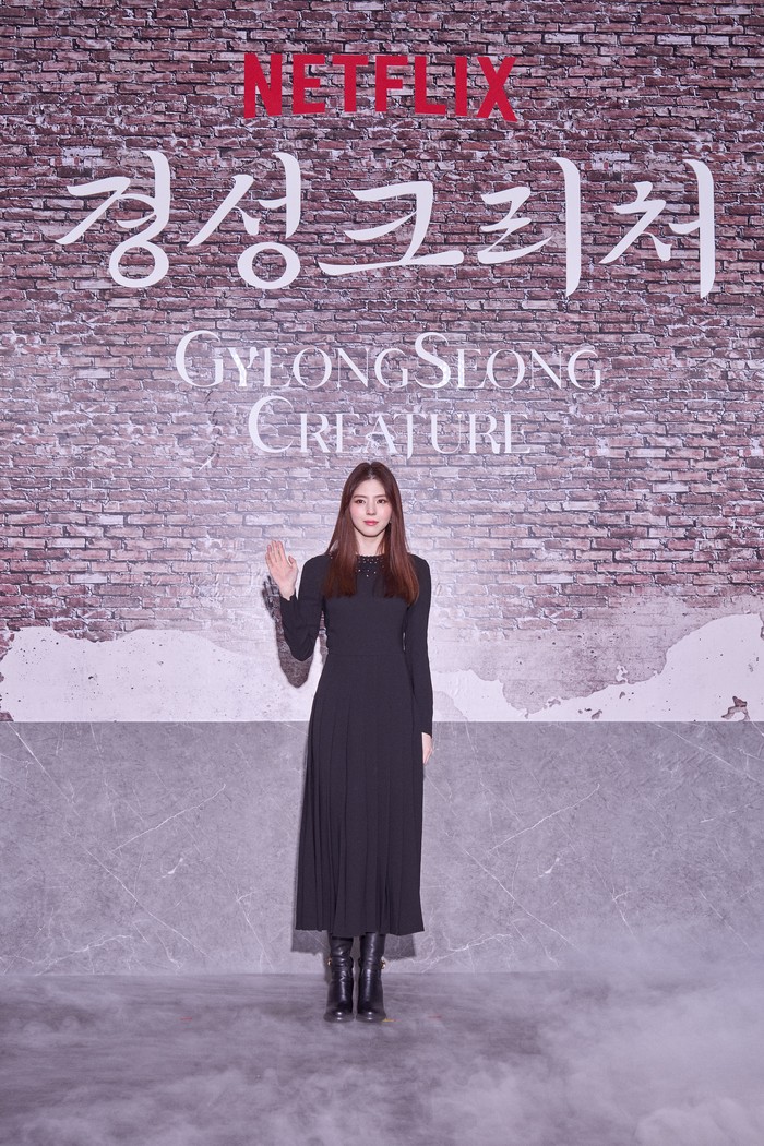 Han So Hee Han So Hee saat menghadiri konferensi pers Gyeongseong Creature di Seoul, Selasa (19/12/2023).