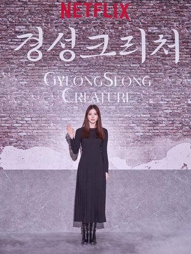 Han So Hee Han So Hee saat menghadiri konferensi pers Gyeongseong Creature di Seoul, Selasa (19/12/2023).