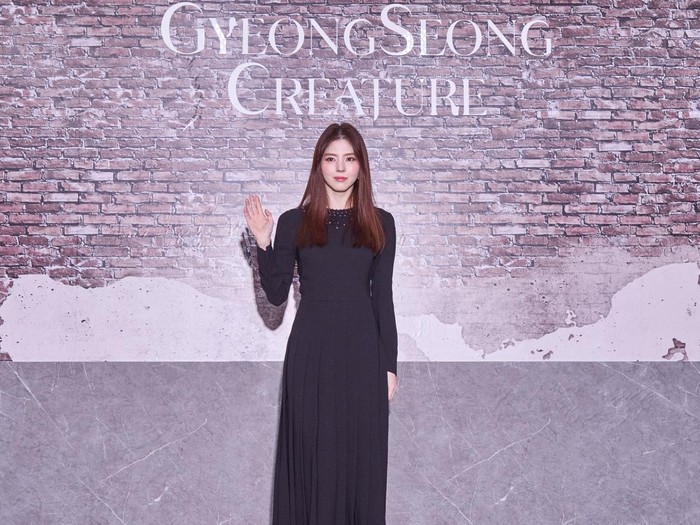 Han So Hee saat menghadiri konferensi pers Gyeongseong Creature di Seoul, Selasa (19/12/2023).